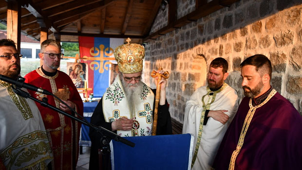 Митрополит Амфилохије поручио из Грбља: Наследници проклетога цара Дукљанина сада први пут у историји прогоне наше свештенство